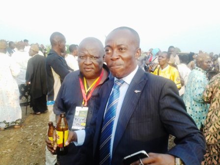 Le SG Charles KOUOH, tout en joie avec sa bouteille.