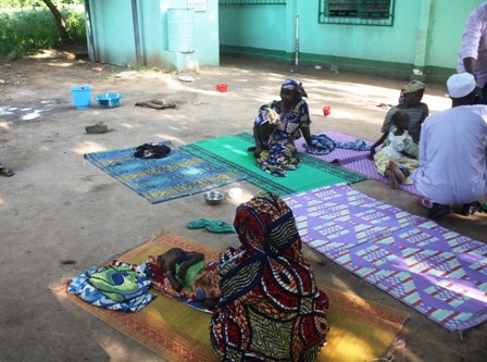 District de Santé de Moulvoudaye, enfants malnutris couchés sur des nattes