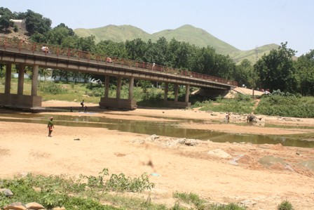 Pont de Maroua, l'eau se fait rare