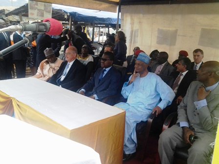 Le Ministre Camerounais de la Santé et les partenaires.