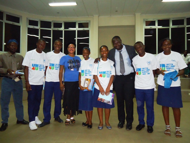 Anne Nsang en bleu dans une animation scolaire