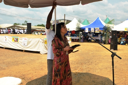 Najat Rochdi, parlant à Kye-Ossi et écoutée à Oyem et Ebibeyin