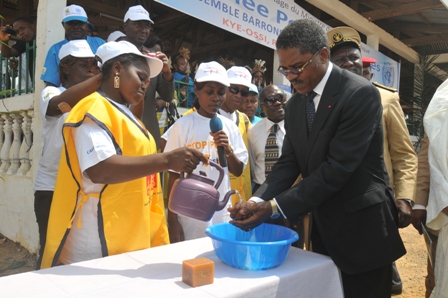 Ministre André Mama Fouda, lavage des mains