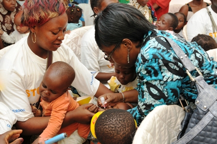 La Représentante de l'Unicef administre le vaccin contre la polio