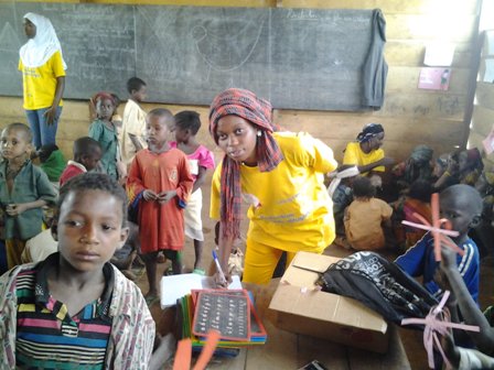 Flora et les enfants en créativité