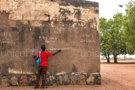 Le mur porte des phrases telles que "Un gars avec une mission» et «Je veux être un soldat» et les références en battant le groupe rebelle Boko Haram.
