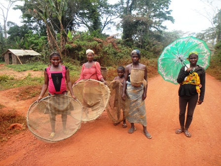 Enfants de Yokadouma et moustiquaires reconverties