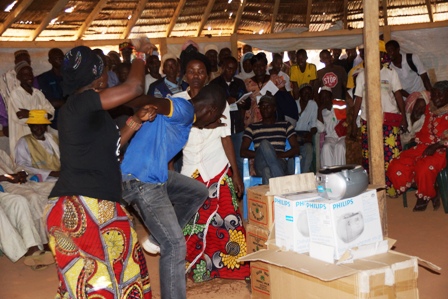Scène de liesse des réfugiés de Gado