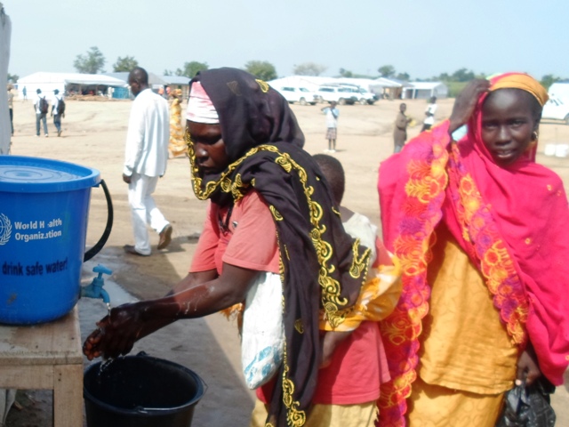 Lavage des mains dans le camp de Minauwao